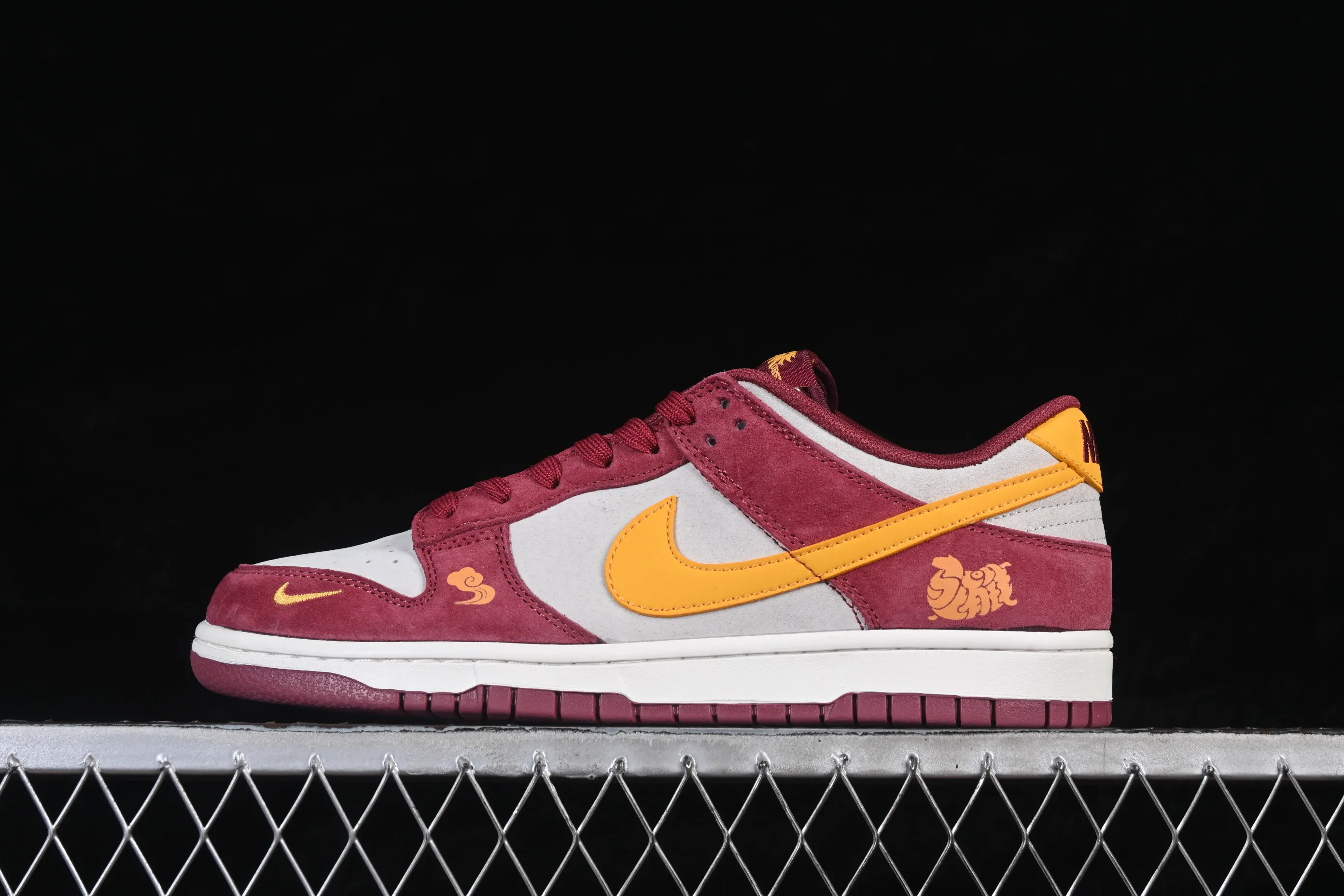 All categories Nk SB Dunk Series Nk SB Dunk Low High-end customized low-top sneakers Nike SB Dunk Low Year of the Horse limited edition Gray pink gold hook High-end customized low-top casual skate shoes XZ5899-119